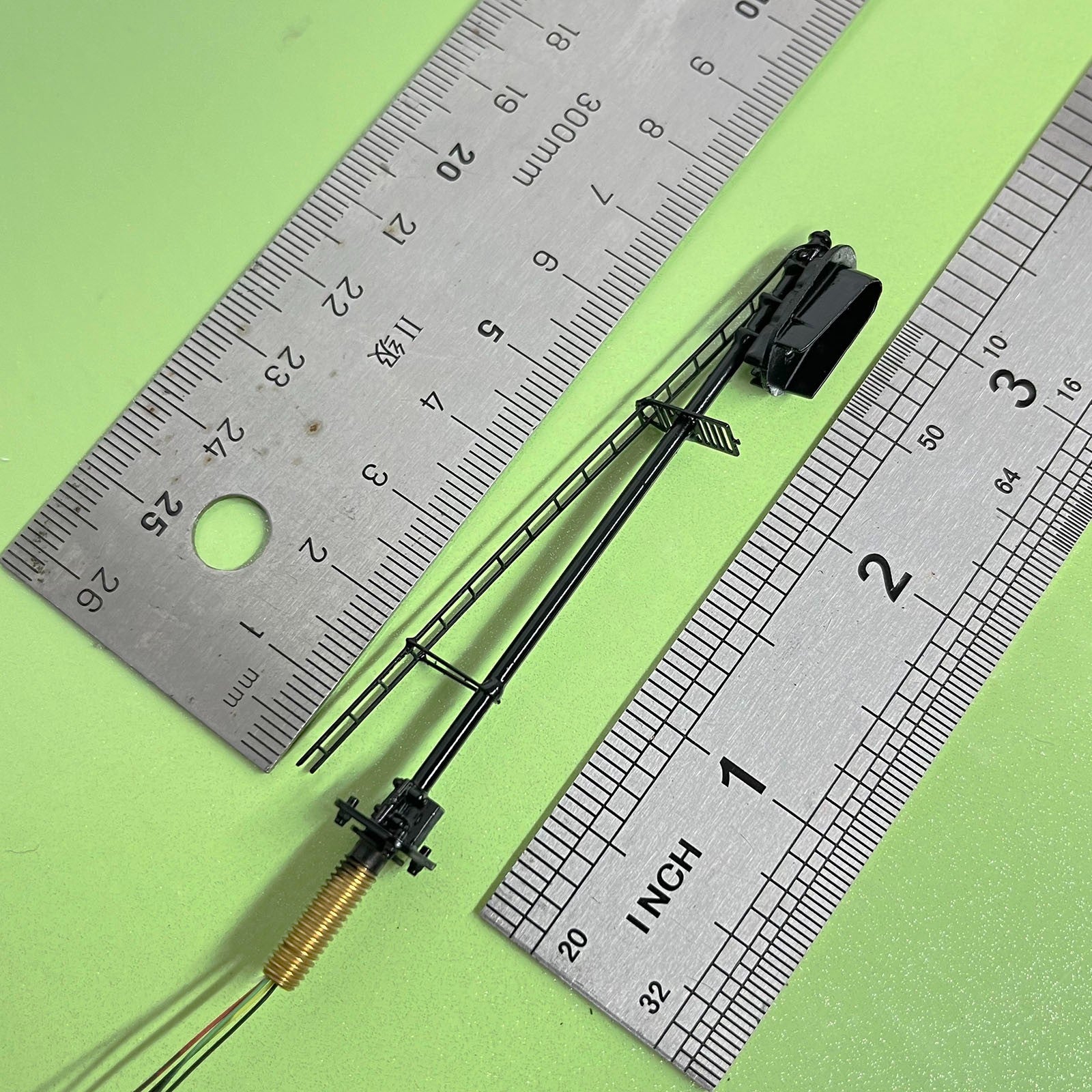 1 x HO scale 3 colors light Darth Vader style block signal ladder on back #F0Bsk