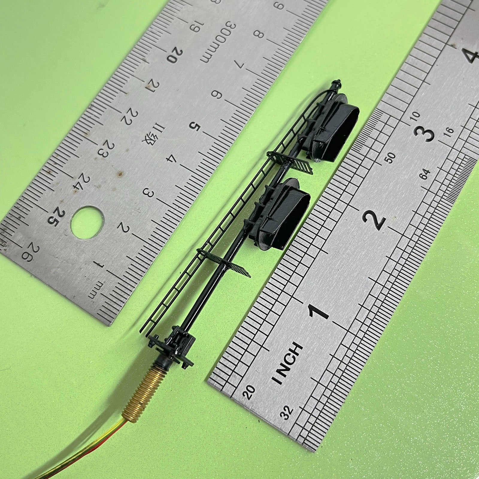 1 x HO scale 3 colors light Darth Vader style block signal 2 heads model #F2Bsk