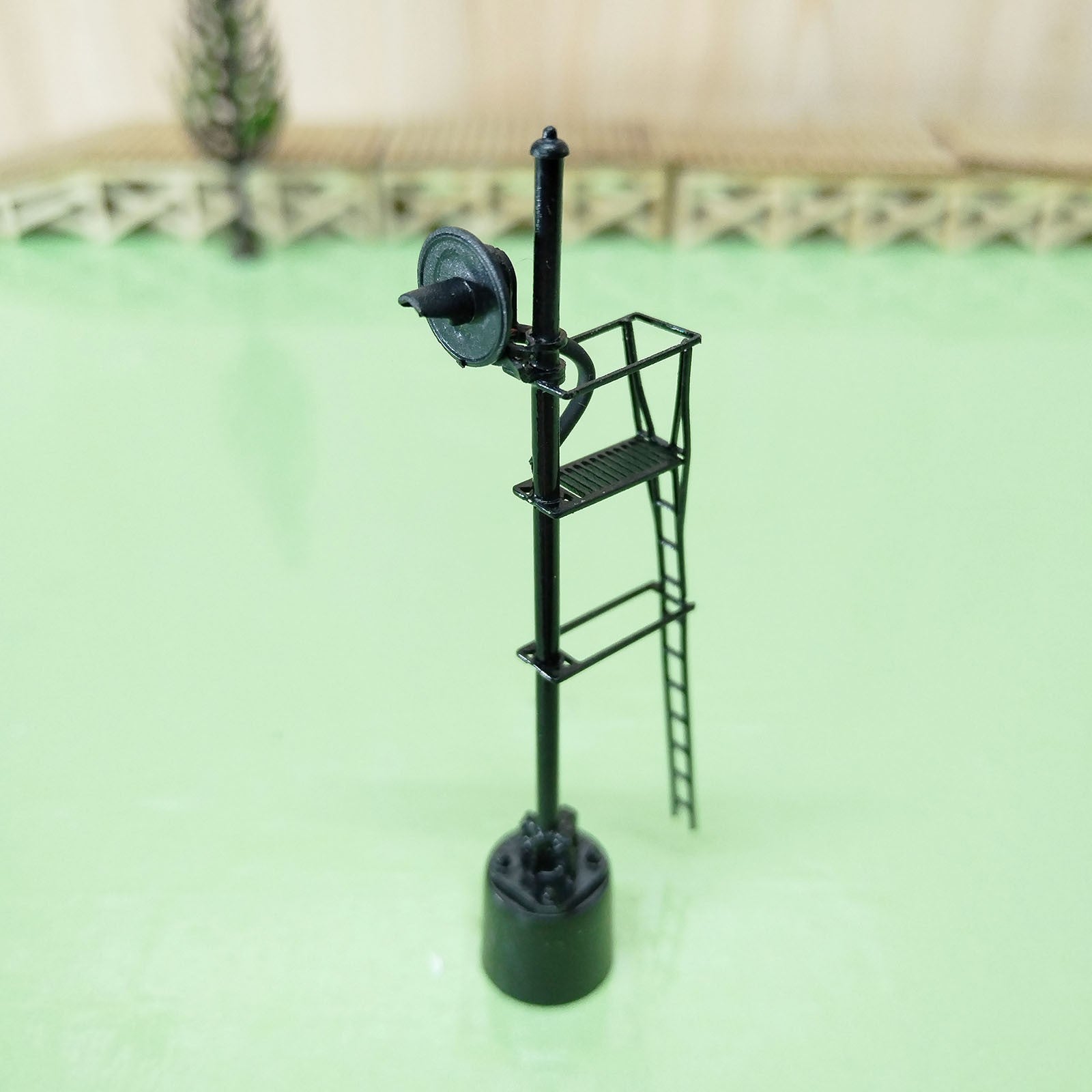 1 x HO scale model railroad tri-colors searchlight signal steel cabinet #02BL