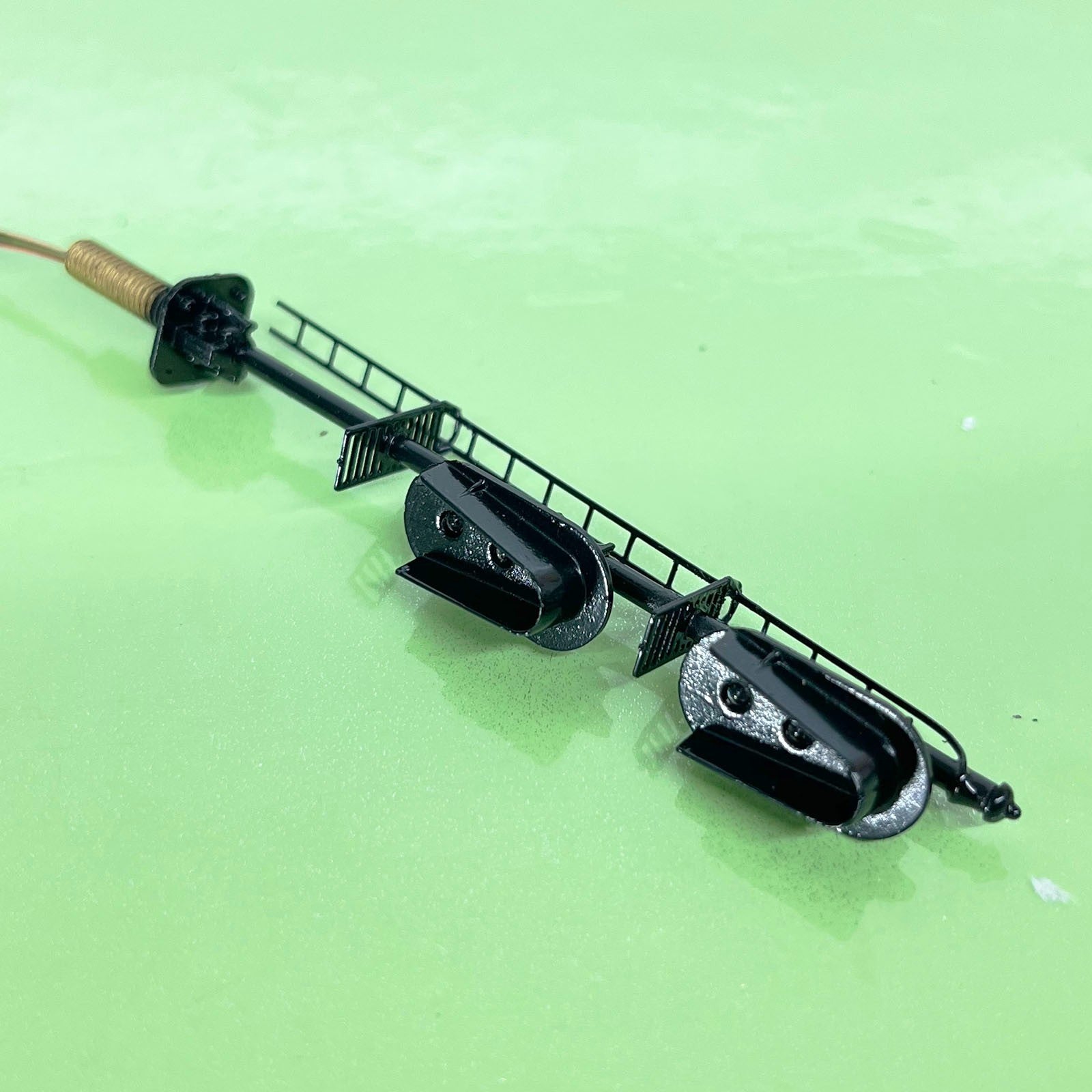 1 x HO scale 3 colors light Darth Vader style block signal 2 heads model #F2Bsk