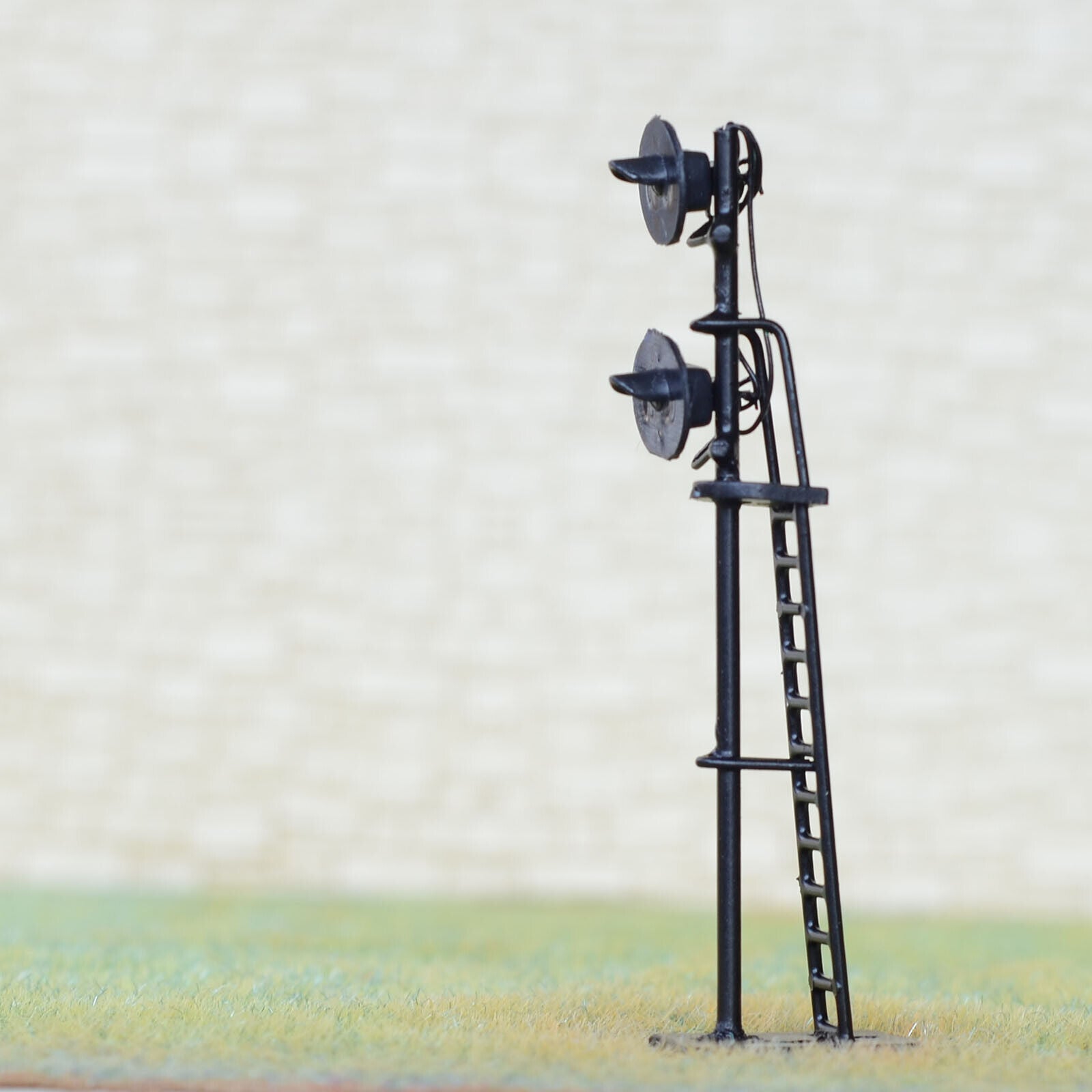 1 x HO scale searchlight signal model train bi-colors 2 targets LEDs R/G #B22