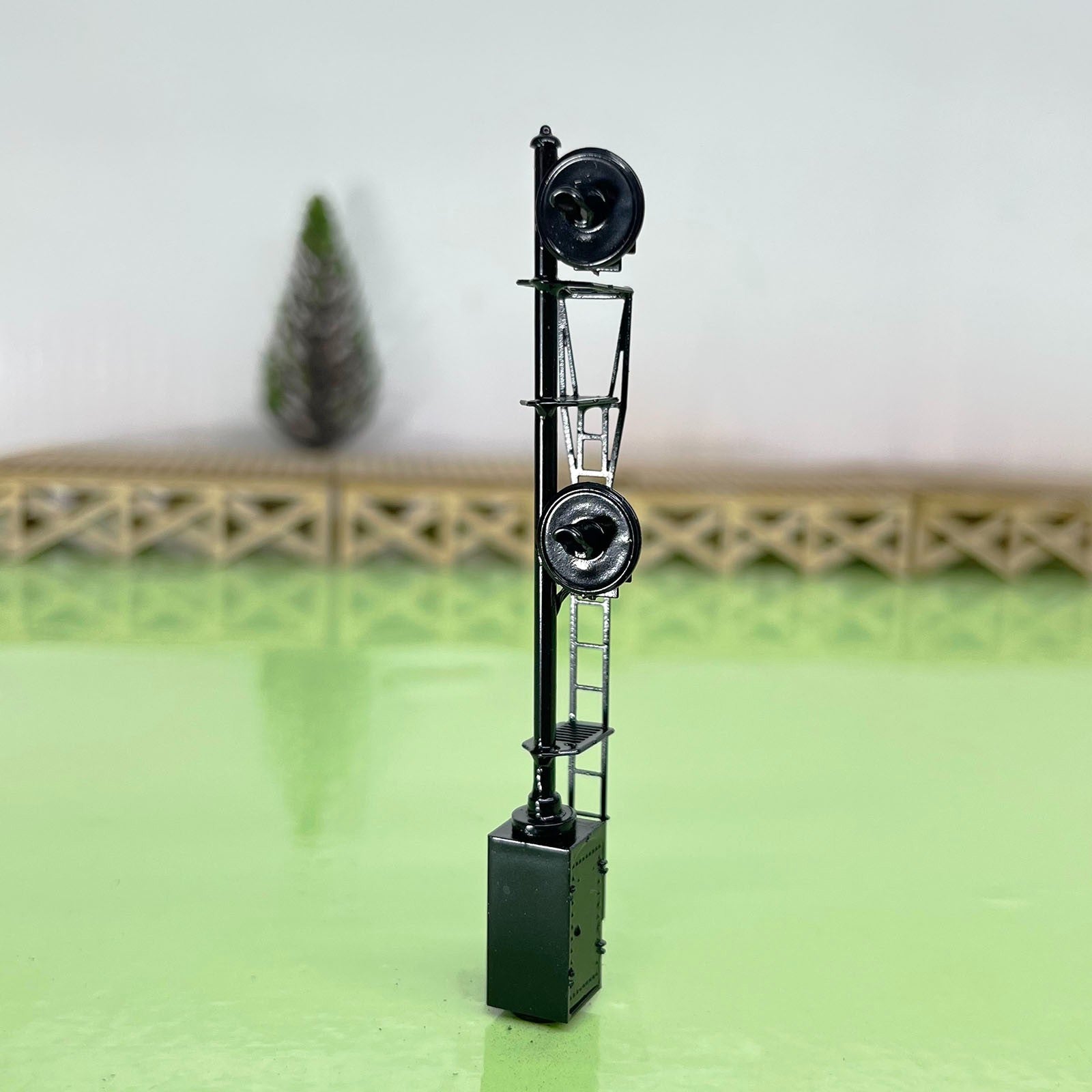 1 x HO scale model railroad tri-color searchlight signal metal cabinet #26BL