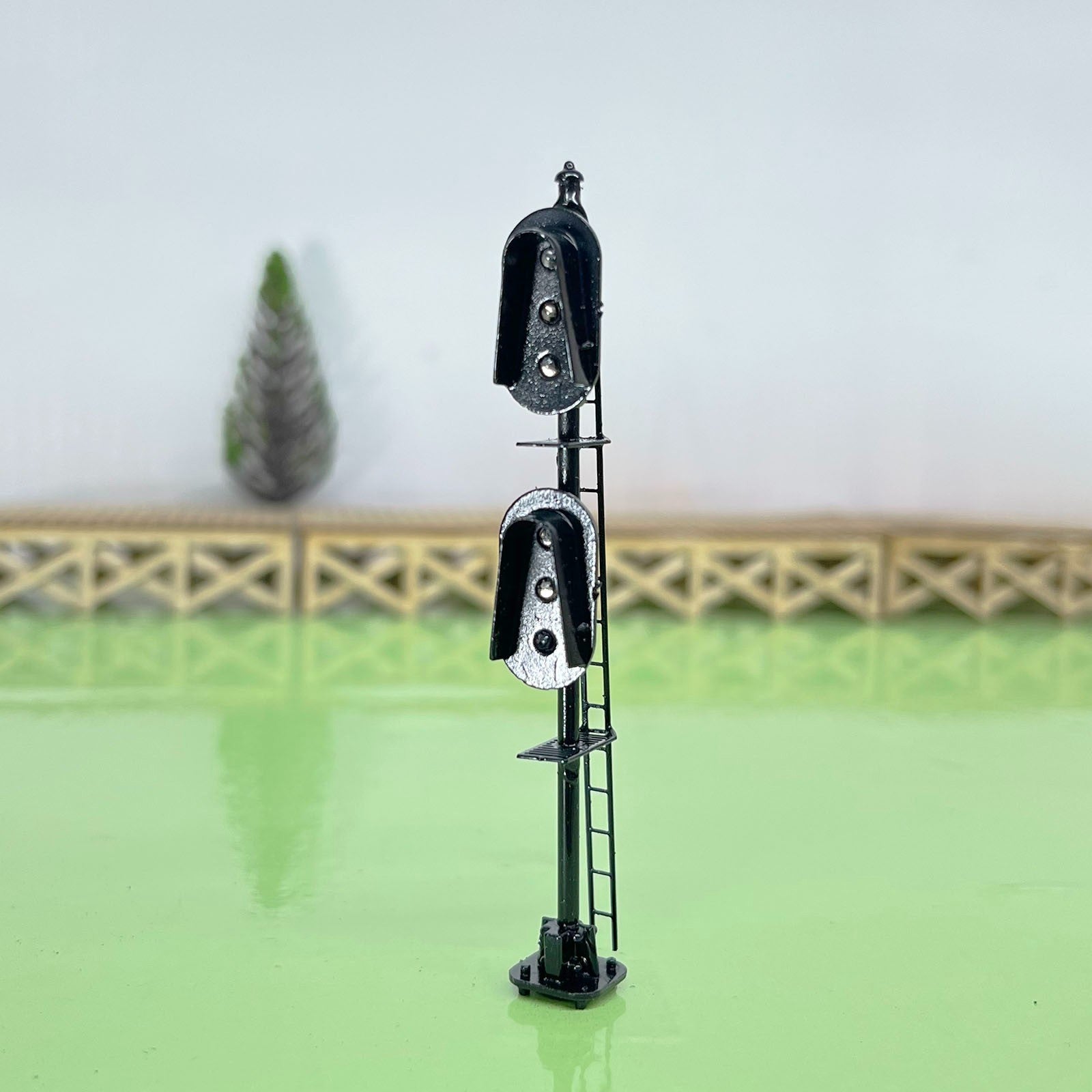 1 x HO scale 3 colors light Darth Vader style block signal 2 heads model #F2Bsk