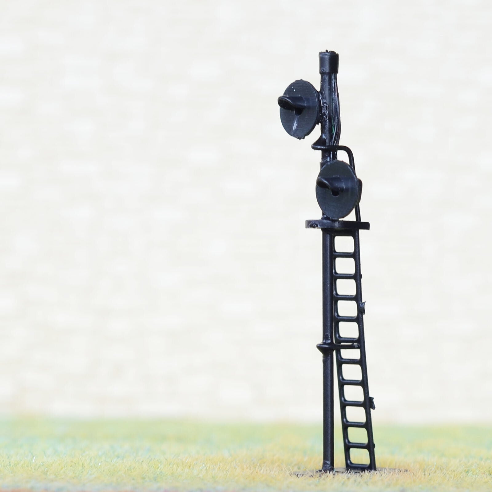 1 x HO scale searchlight signal model train Tri-colors 2 targets LED R/Y/G #B23O