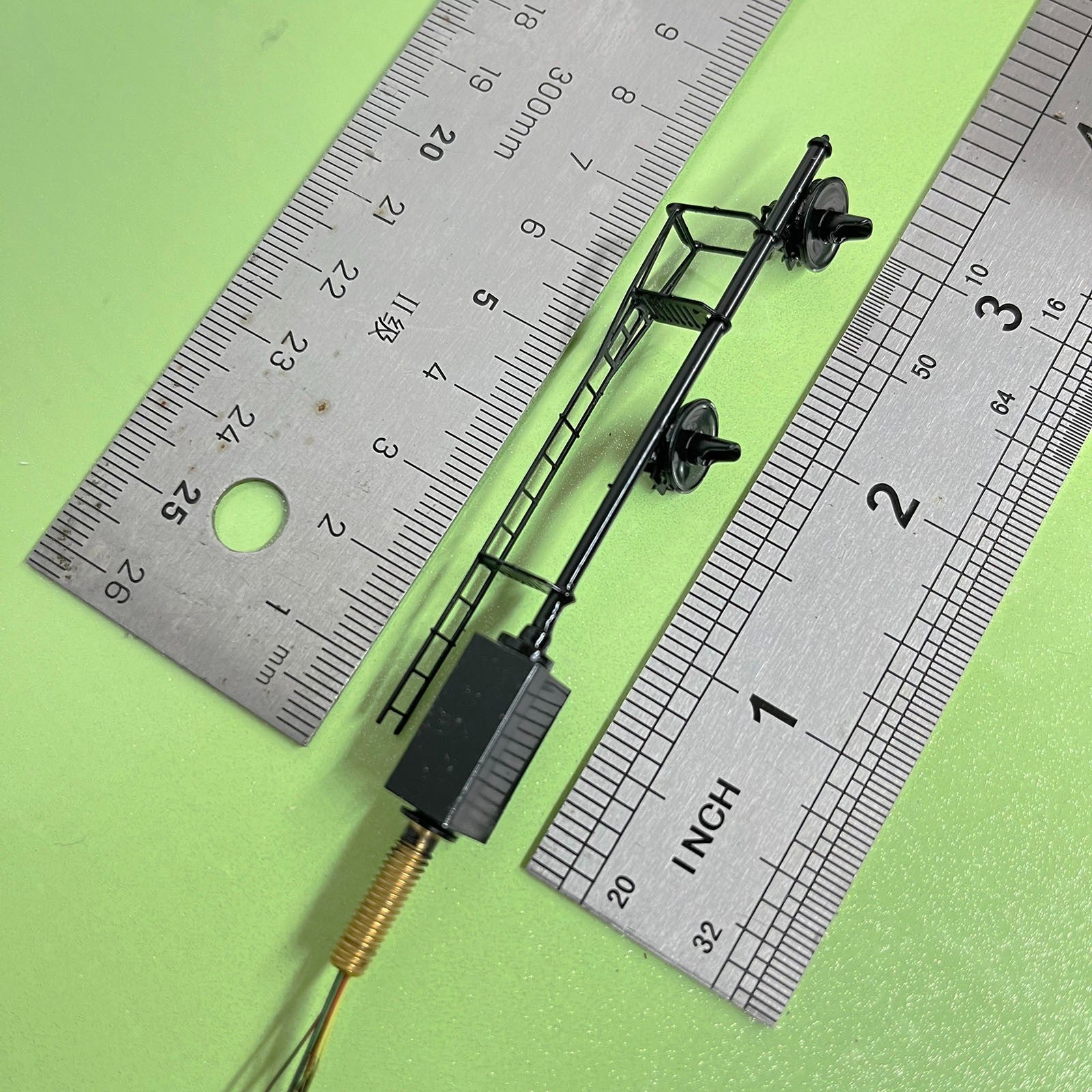 1 x HO scale model railroad tri-color searchlight signal metal cabinet #26BL